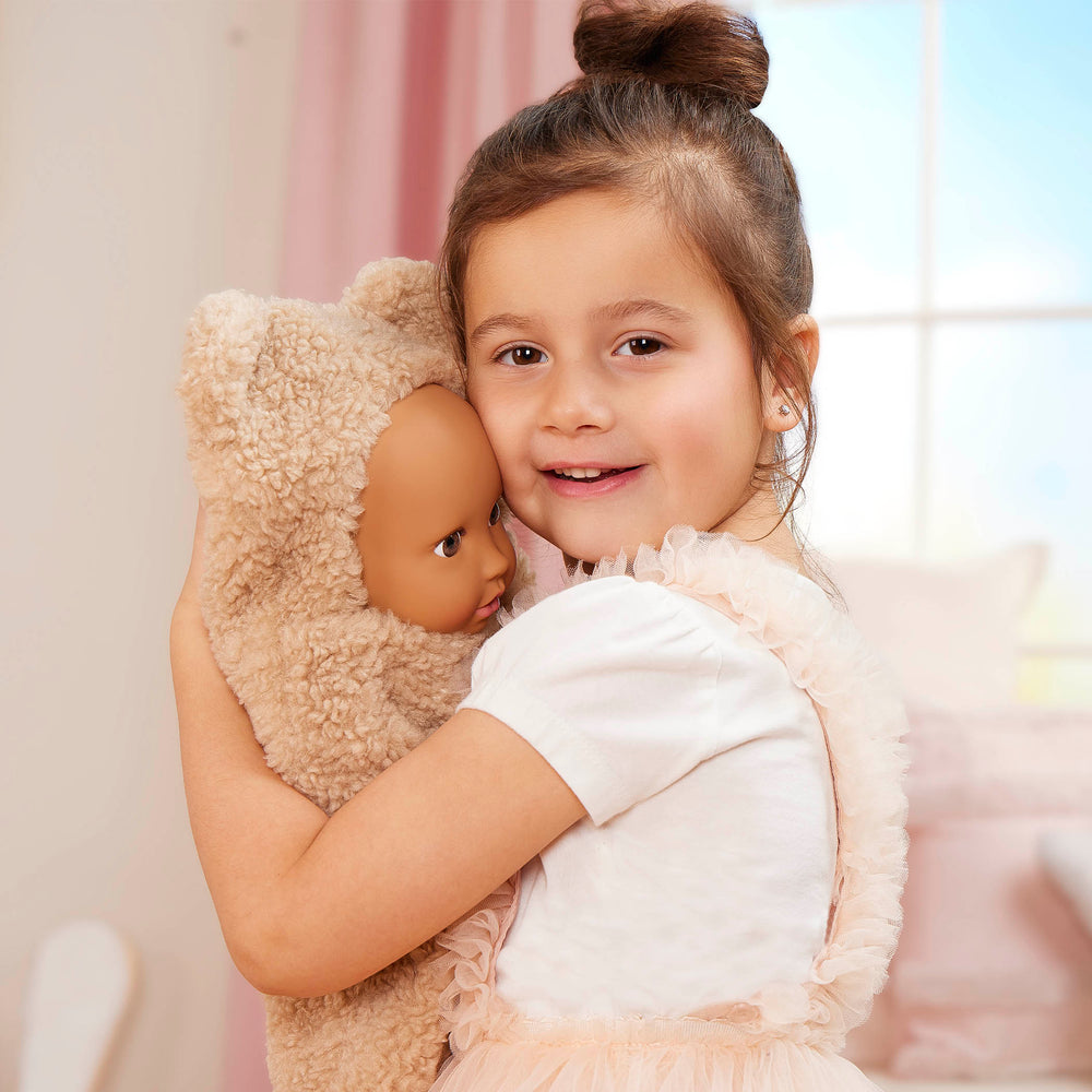 Babypuppe mit Teddyschlafsack im Pyjama