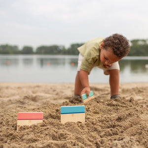 Set aus Holzschaufeln zum Formen von Mustern im Sand - tablude.com