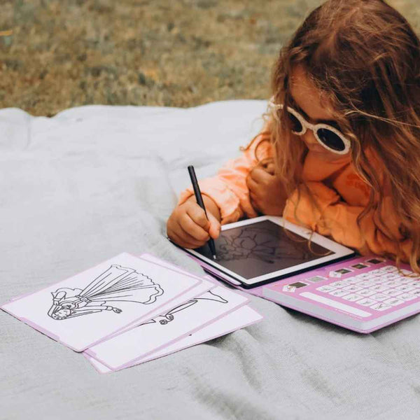Grafiktablett Kidydraw Mini – Prinzessinnen mit einem Mädchen, das kreativ zeichnet