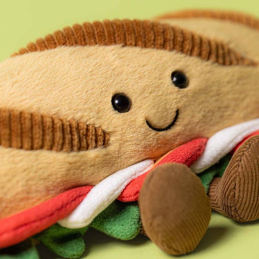 Jellycat Plüsch Baguette Caprese mit lächelndem Gesicht und bunten Details für Kinder