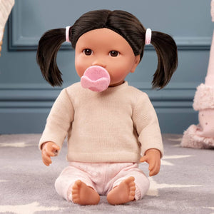 Babypuppe mit Schnuller – Brünette in zweiteiligem Outfit