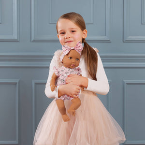 Babypuppe mit Schnuller – In rosa Kleidchen mit Blümchenmuster und Haarband