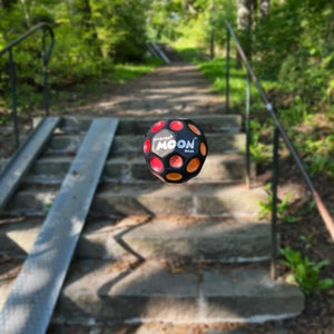 Ein Ball, der in der Sonne seine Farbe wechselt – UV Moon Ball