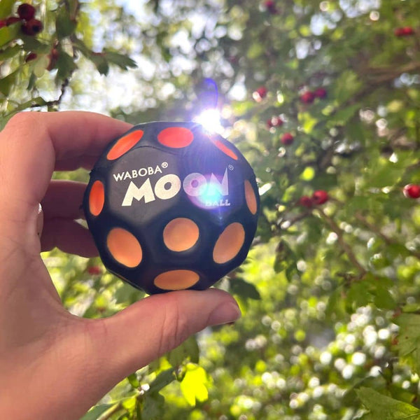 Ein Ball, der in der Sonne seine Farbe wechselt – UV Moon Ball