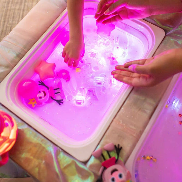 Ida Prinzessin Rosa - Set mit zwei im Wasser leuchtenden Sensorikwürfeln