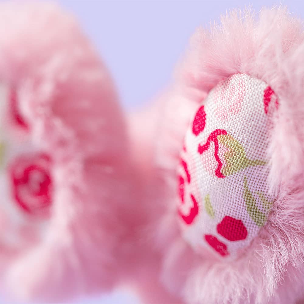 Schlüsselanhänger Hase – Rosa mit Blumenmuster (18 cm)