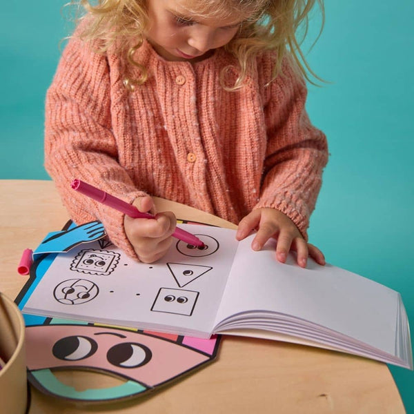 Montessori-Malbuch mit Aufklebern – Figuren und Formen