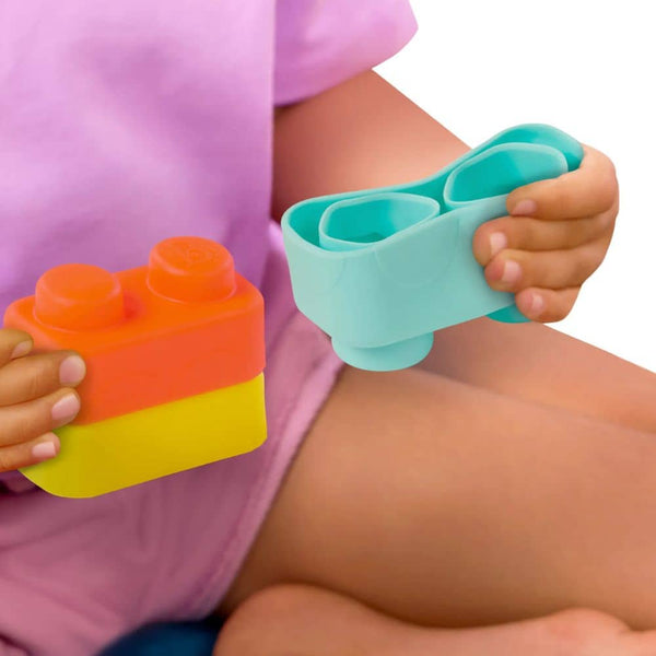 Miękkie klocki sensoryczne z wagonikami B. Toys – Buildin’ Squishies