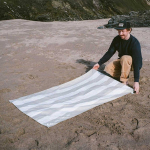 Schnelltrocknendes Handtuch - SoftFibre Recycled, Beige Stripe (150 × 90 cm)