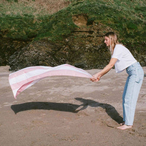 Schnelltrocknendes Handtuch - SoftFibre Recycled, Pink Stripe (150 × 90 cm)