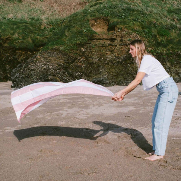 Schnelltrocknendes Handtuch - SoftFibre Recycled, Pink Stripe (150 × 90 cm)