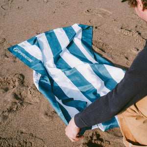 Schnelltrocknendes Handtuch - SoftFibre Recycled, Blue Stripe (150 × 90 cm)