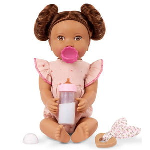 Babypuppe mit Haaren und einer Flasche mit Milcheffekt