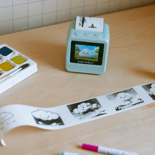 Kidywolf Kidyprinter AI - Drucker mit Ausdruckstreifen und Malfarben auf dem Tisch