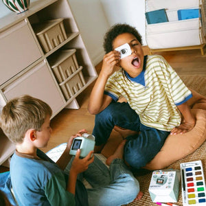 Kidywolf Kidyprinter AI - Kinder spielen mit dem Drucker und den Ausdrucken im Kinderzimmer
