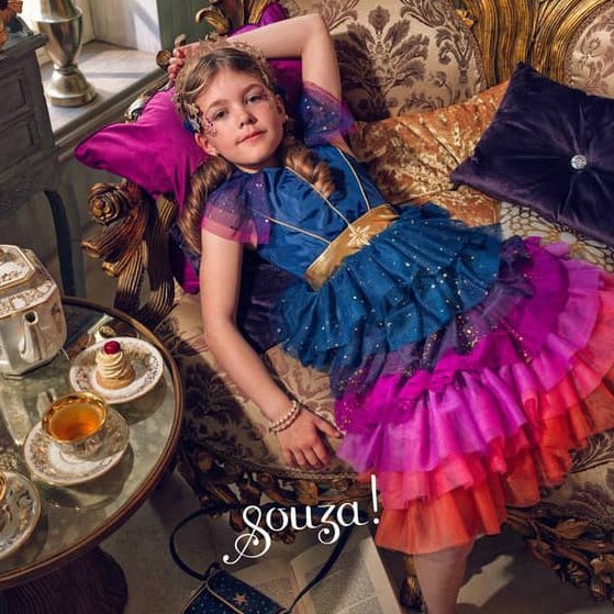 Mehrfarbiges Tüllkleid Dawn mit Rüschen in Dunkelblau, Pink und Orange auf einer Schneiderpuppe