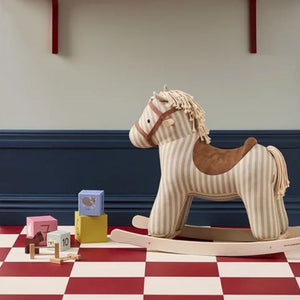 Schaukelpferd Sam AIDEN von Kid's Concept im Kinderzimmer