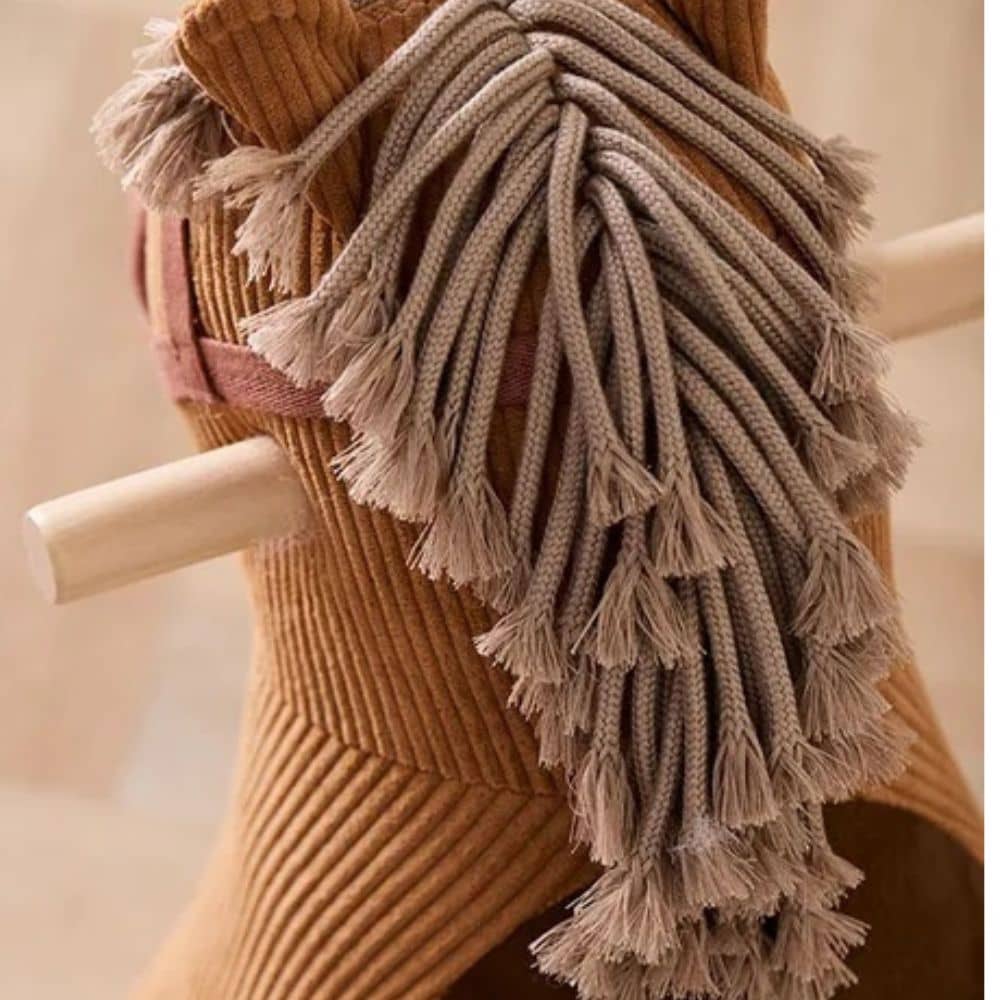 Schaukelpferd Vera AIDEN von Kid's Concept aus braunem Cord