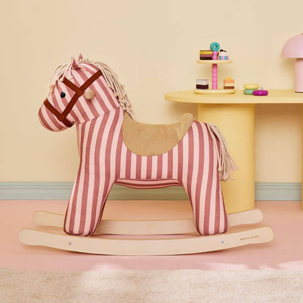 Schaukelpferd Mila im Kinderzimmer