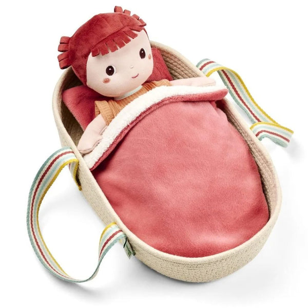 Puppe mit roten Haaren im Puppentragekorb von Lilliputiens
