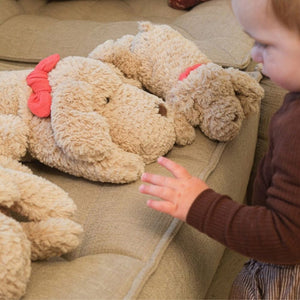 Kuscheltier - liegender Hund Gabi klein (27 cm)