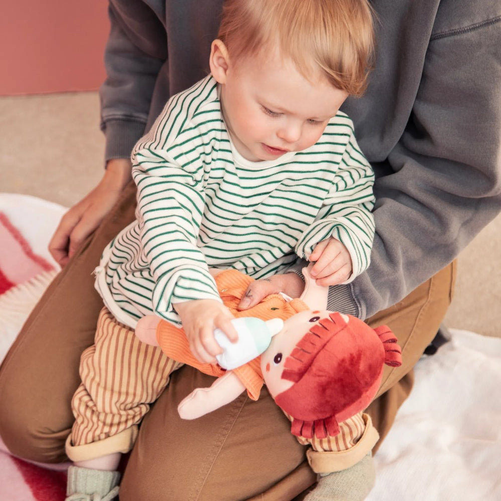 Babypuppe Ninon von Lilliputiens mit Lätzchen und Fläschchen