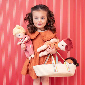 Mädchen mit Lilliputiens-Puppen und Puppentragekorb