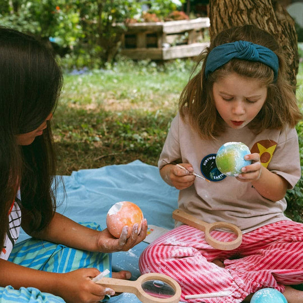 Kinder graben den Kidywolf Planeten im Freien aus