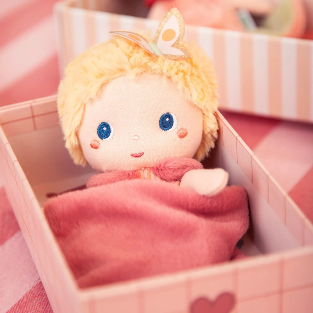 Mini-Puppe Jade von Lilliputiens in der Schachtel unter der Decke