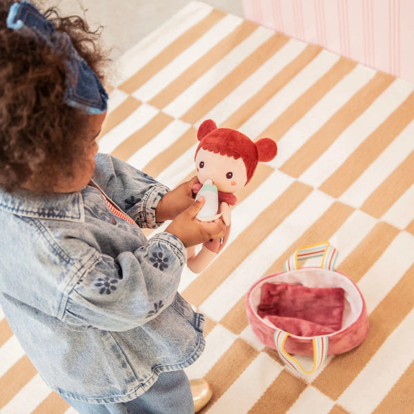 Kind spielt mit der Babypuppe Pop Mio von Lilliputiens