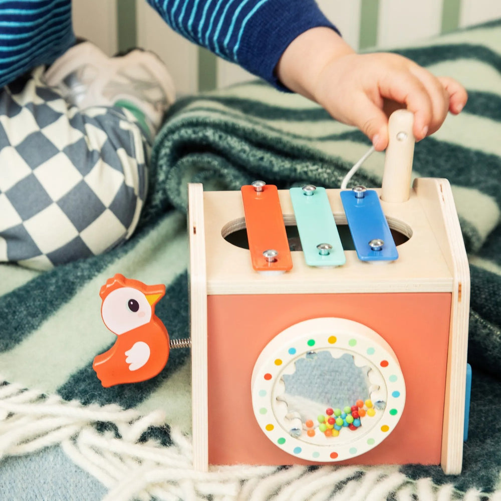 Klang-Activity-Haus Bauernhof von Lilliputiens aus Holz mit Xylophon und Glöckchen