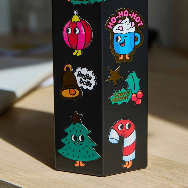 Mit Weihnachtsstickern von OMY verzierte Trinkflasche