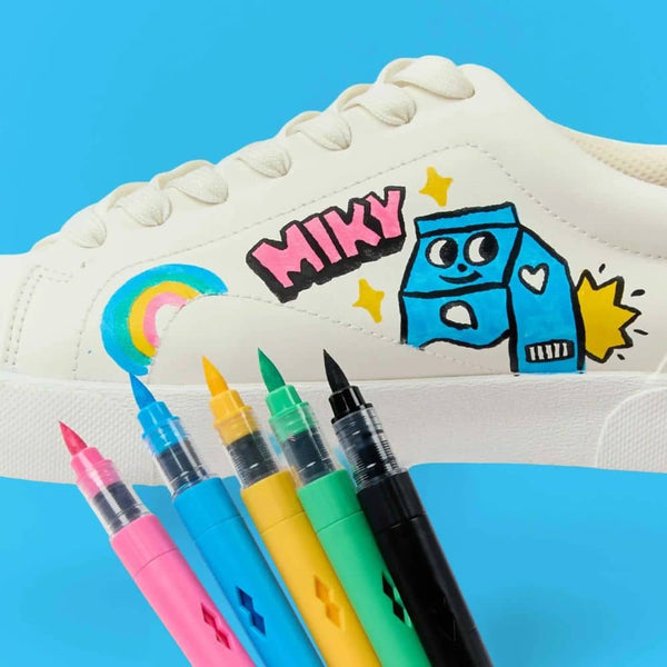 Mit Acryl-Pinselstiften von OMY verzierter Schuh