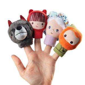 Vier Rotkäppchen-Fingerpuppen auf einer Hand