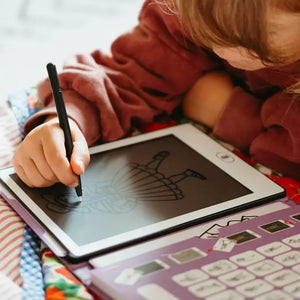 Grafiktablett Kidydraw Mini – Prinzessinnen mit einem Kind beim Zeichnen einer Prinzessin auf dem Bildschirm