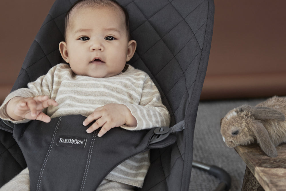 Babywippe BLISS – Anthrazit + Spielzeug