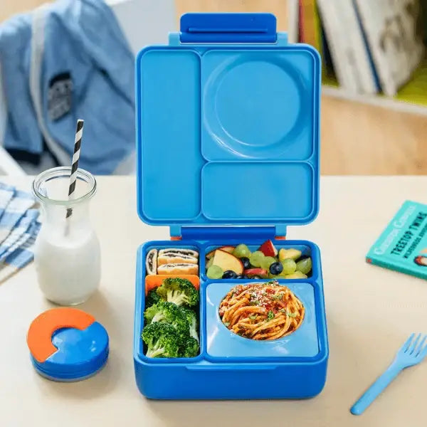 Lunchbox mit Thermoskanne OmieBox – Blue Sky in Blau mit mehreren Fächern und Edelstahl-Thermoeinsatz