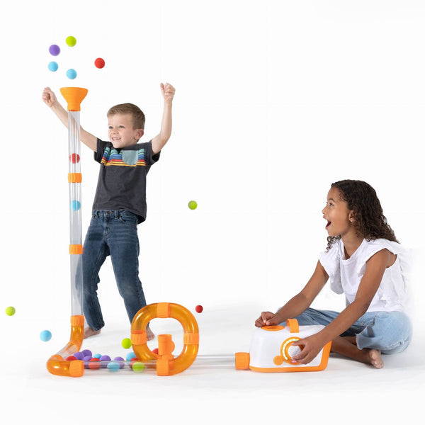 Kinder spielen mit dem Air Toobz Luftspielzeug von Fat Brain Toys und erfreuen sich an bunten Kugeln