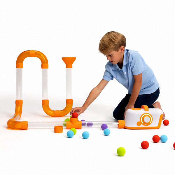 Fat Brain Toys Air Toobz Luftspielzeug mit bunten Bällen in einem kreativen Spielaufbau