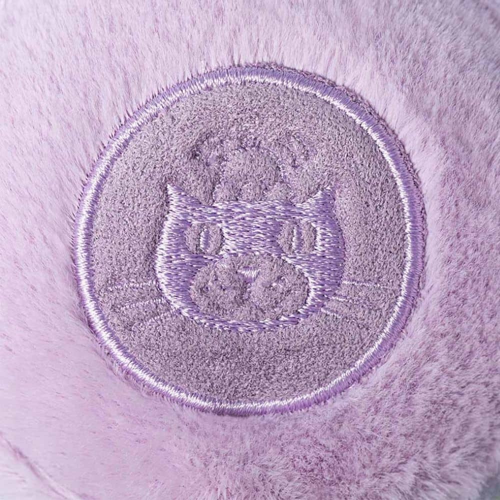 Jellycat Amüsanter Macaron Mai Kuschelpuppe in lila mit fröhlichem Gesicht und kleinen Beinen