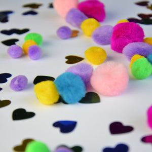 Bunte Apli Kids Bastelmaterialien mit Pompons und glänzenden Herzchen für kreative Projekte
