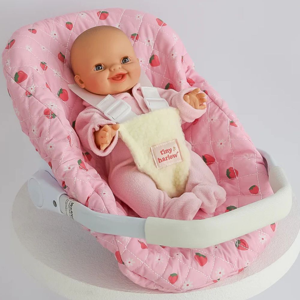 Autositz für Puppen kaufen von Tiny Harlow, gepolstert in Rosa mit Erdbeer-Motiv und Sicherheitsgurt