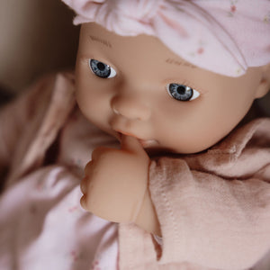 Babypuppe Lily mit Zubehör –  Spielpuppe ab 18 Monaten