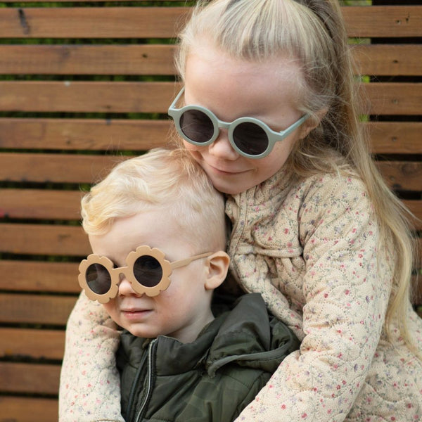 Kinder tragen Sonnenbrille Craspedia – Banana Bay 3–8 Jahre von FOLLOW the duck im Außenbereich