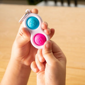 Zwei farbenfrohe Blasen auf dem Fat Brain Toys Dimpl Blasen Schlüsselanhänger kaufen zum Spielen und Stressabbau