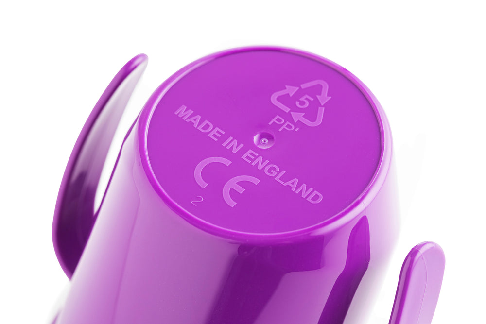 Doidy Cup violett kaufen Kindertrinkbecher mit schrägem Design und praktischem Griff von Bickiepegs