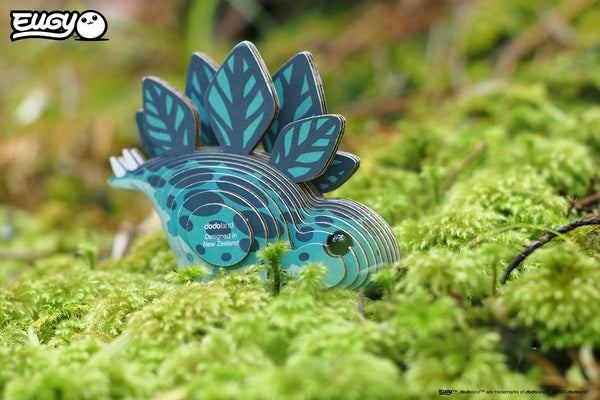 Öko 3D Puzzle Stegosaurus von Eugy, in leuchtenden Farben vor moosiger Kulisse
