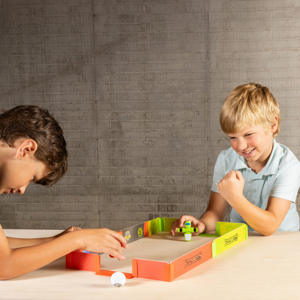 Fat Brain Toys Gra Spiel mit zwei Kindern, die konzentriert um den Sieg kämpfen