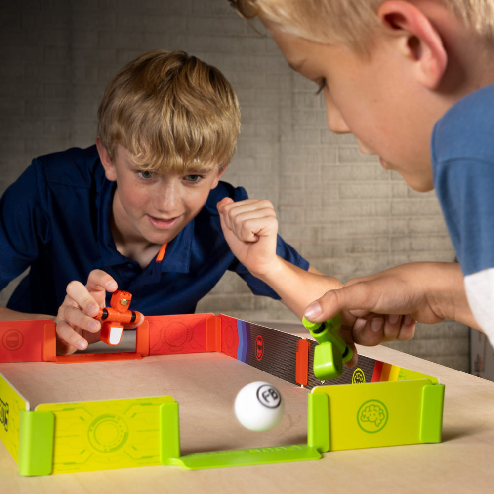Fat Brain Toys Gra Spiel mit zwei Kindern, die konzentriert um den Sieg kämpfen