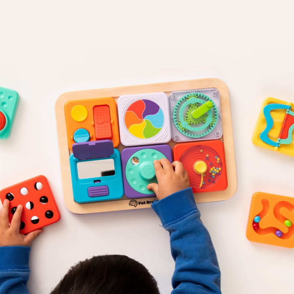 Fat Brain Toys Interaktive Tablica mit bunten Puzzlestücken zur Förderung der motorischen Fähigkeiten